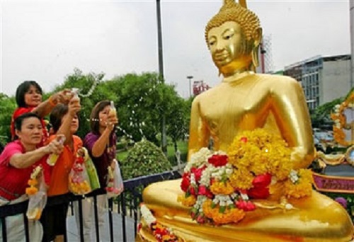 Lễ tắm phật mang lại may mắn