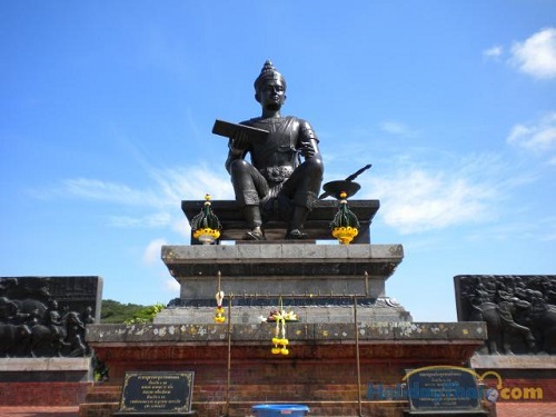 Tượng đài Pho-khún-sí-inthra-thít và Pho-khún-ram-khăm-héng-ma-hả-rát